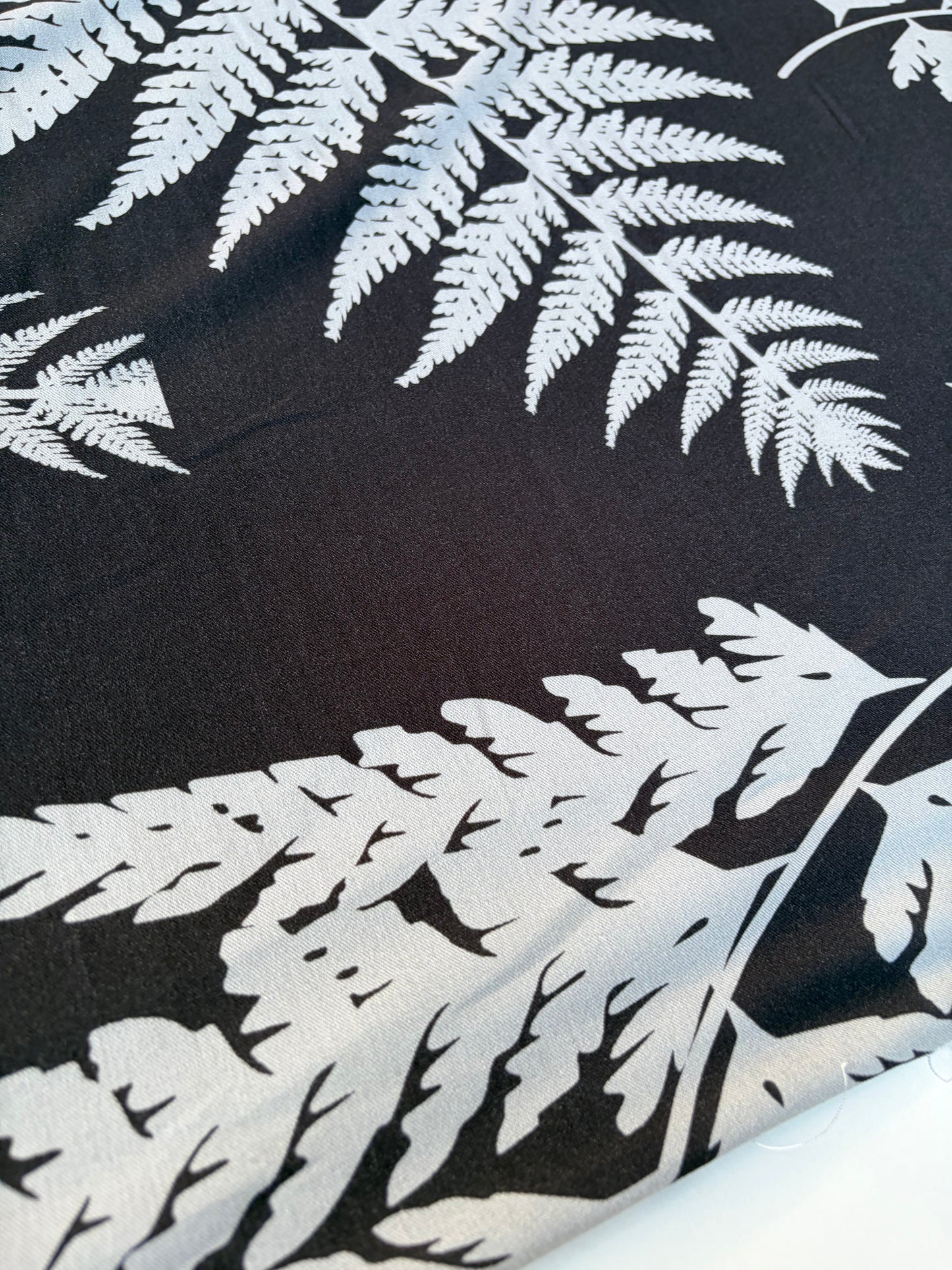 HOMER 015 viscose twill print grey/black giant leaves
