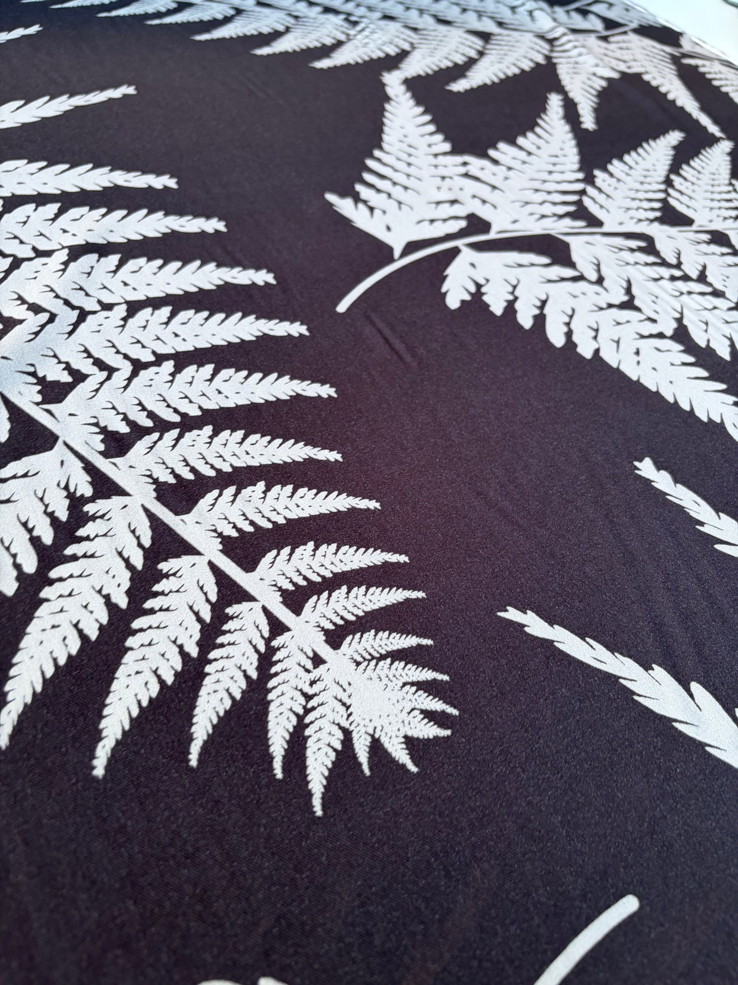 HOMER 015 viscose twill print grey/black giant leaves