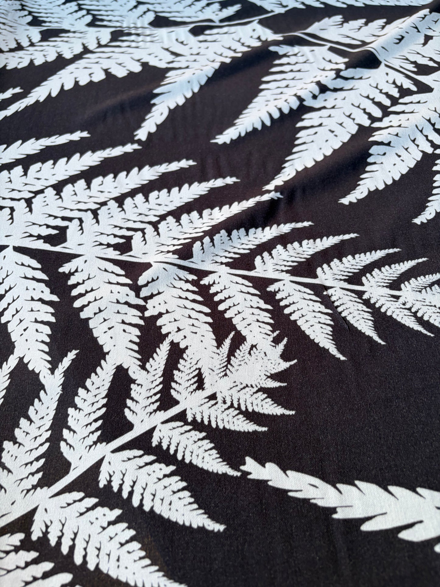 HOMER 015 viscose twill print grey/black giant leaves