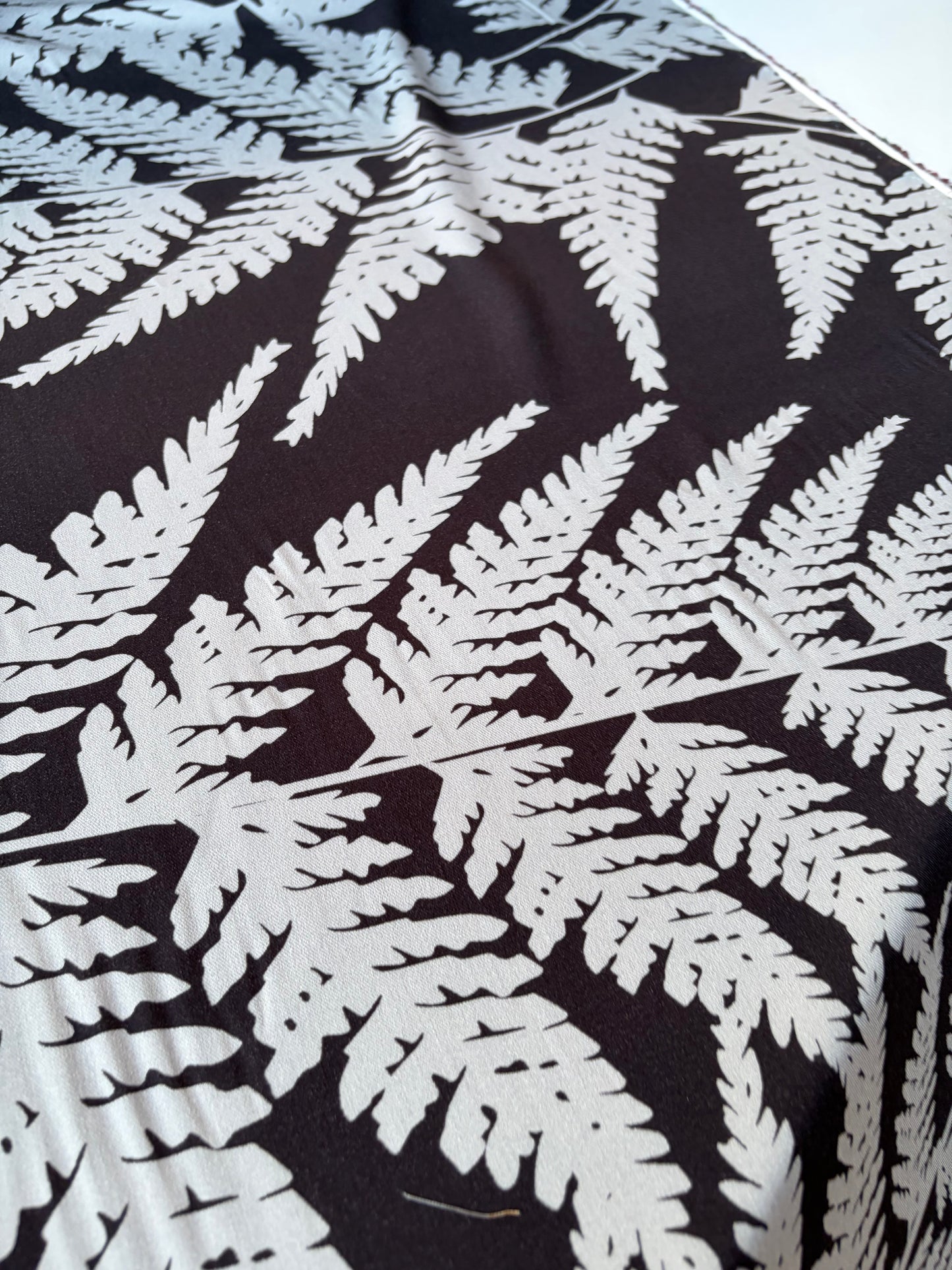 HOMER 015 viscose twill print grey/black giant leaves