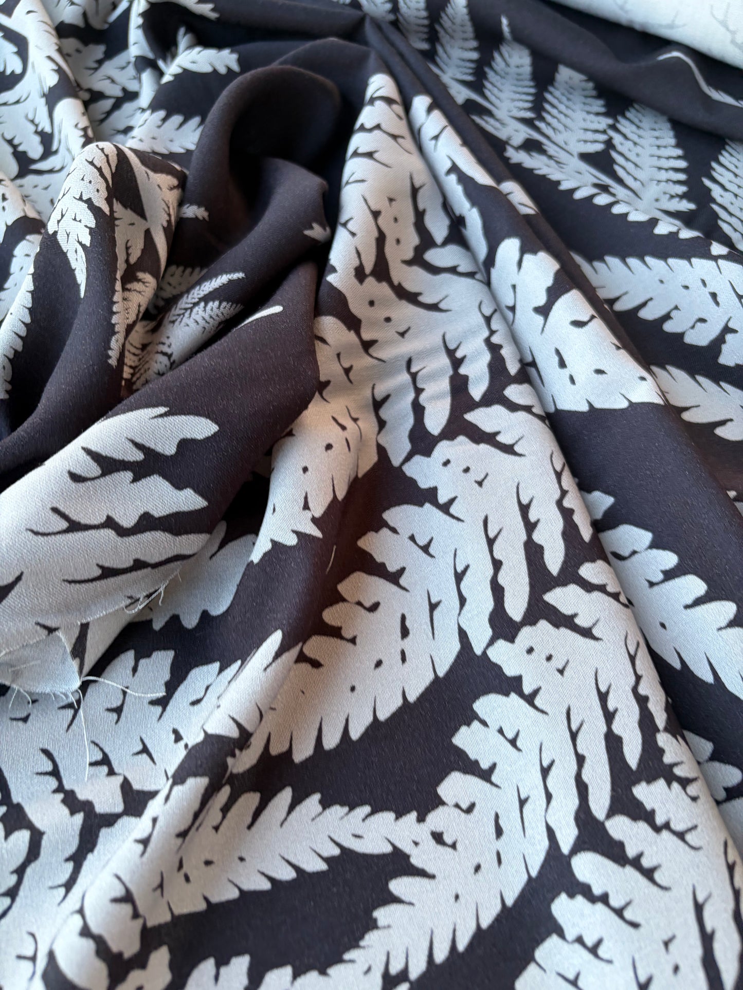HOMER 015 viscose twill print grey/black giant leaves