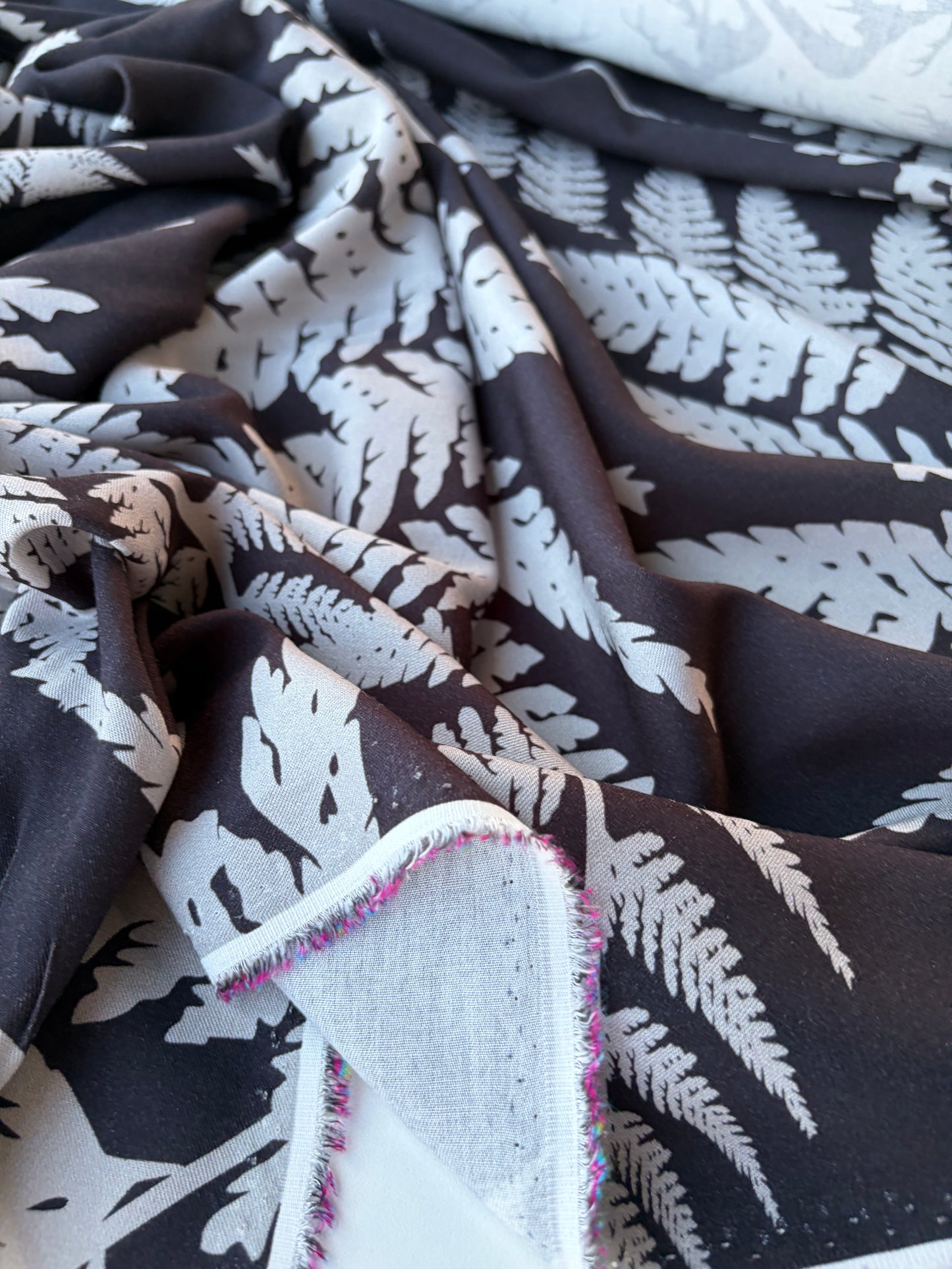 HOMER 015 viscose twill print grey/black giant leaves