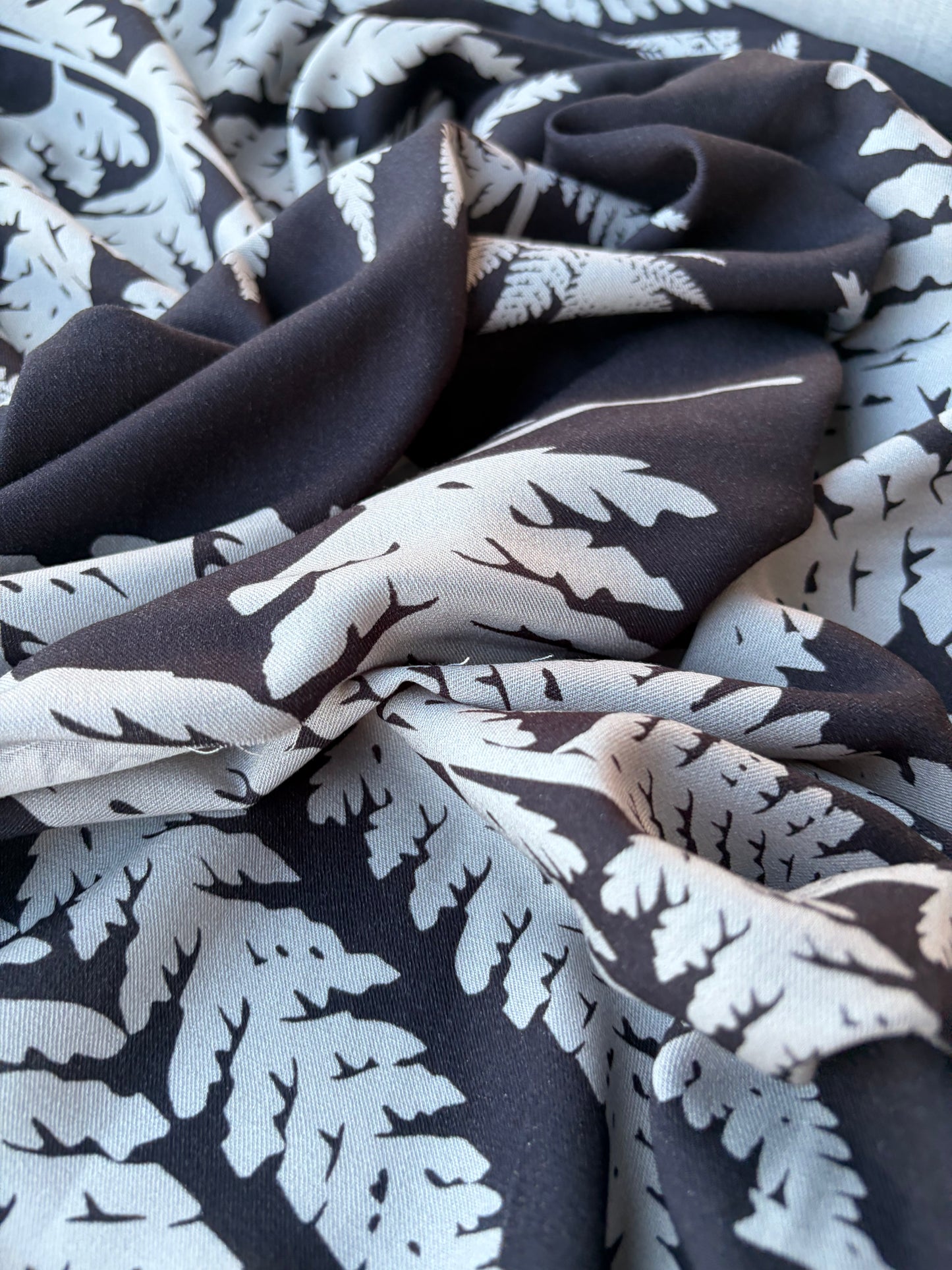 HOMER 015 viscose twill print grey/black giant leaves