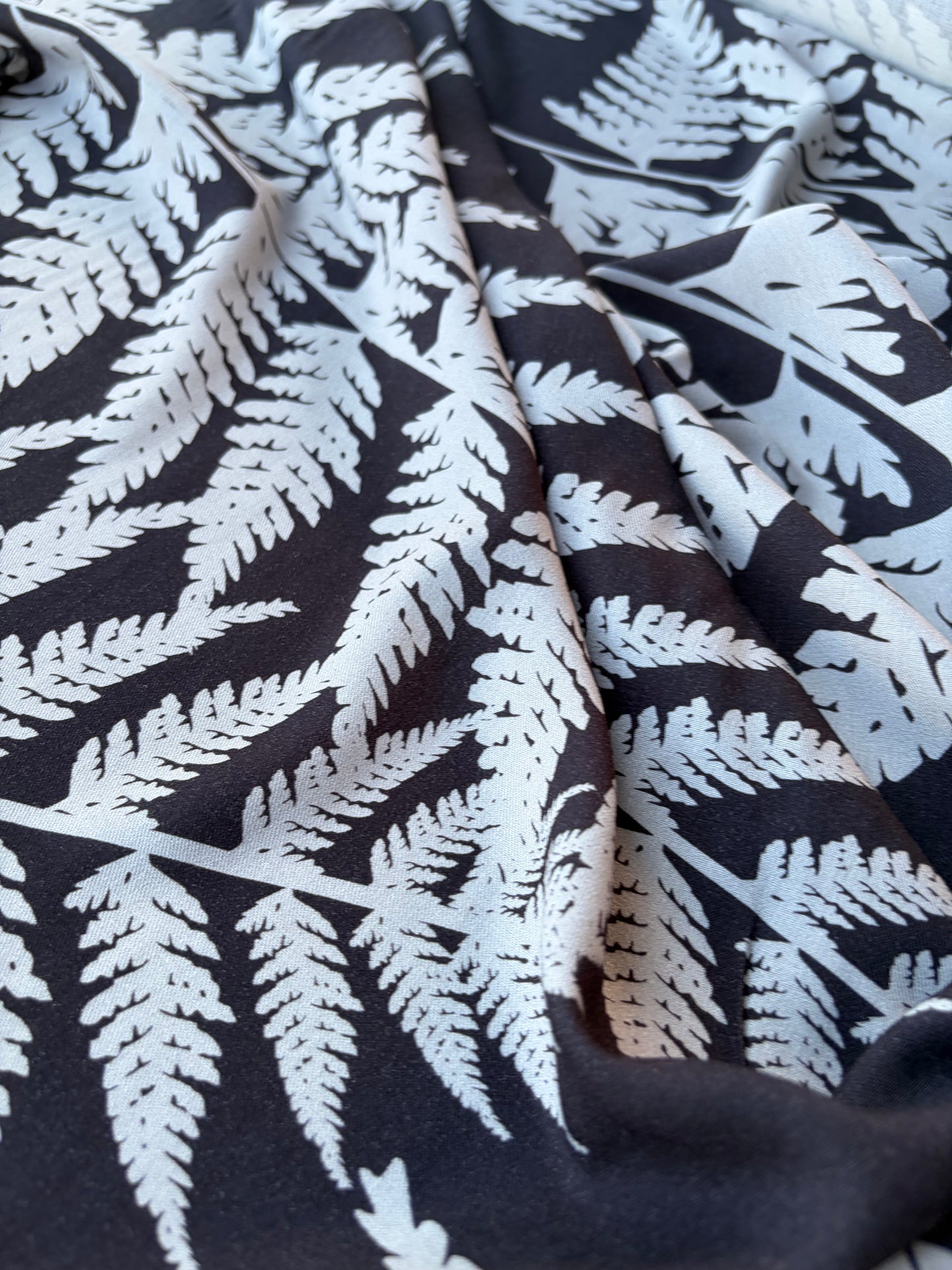 HOMER 015 viscose twill print grey/black giant leaves