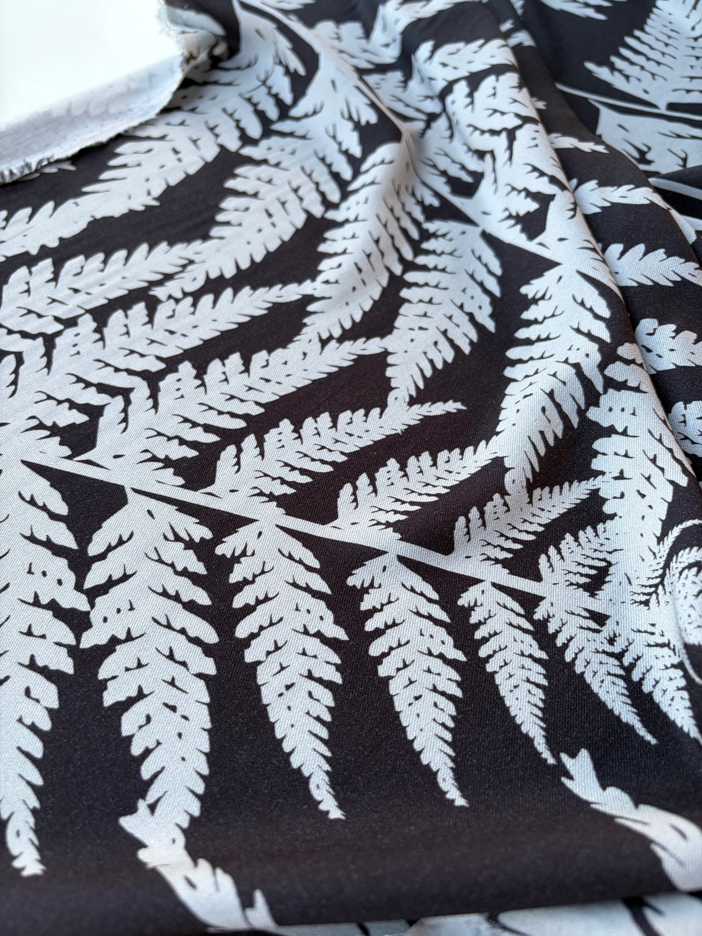 HOMER 015 viscose twill print grey/black giant leaves