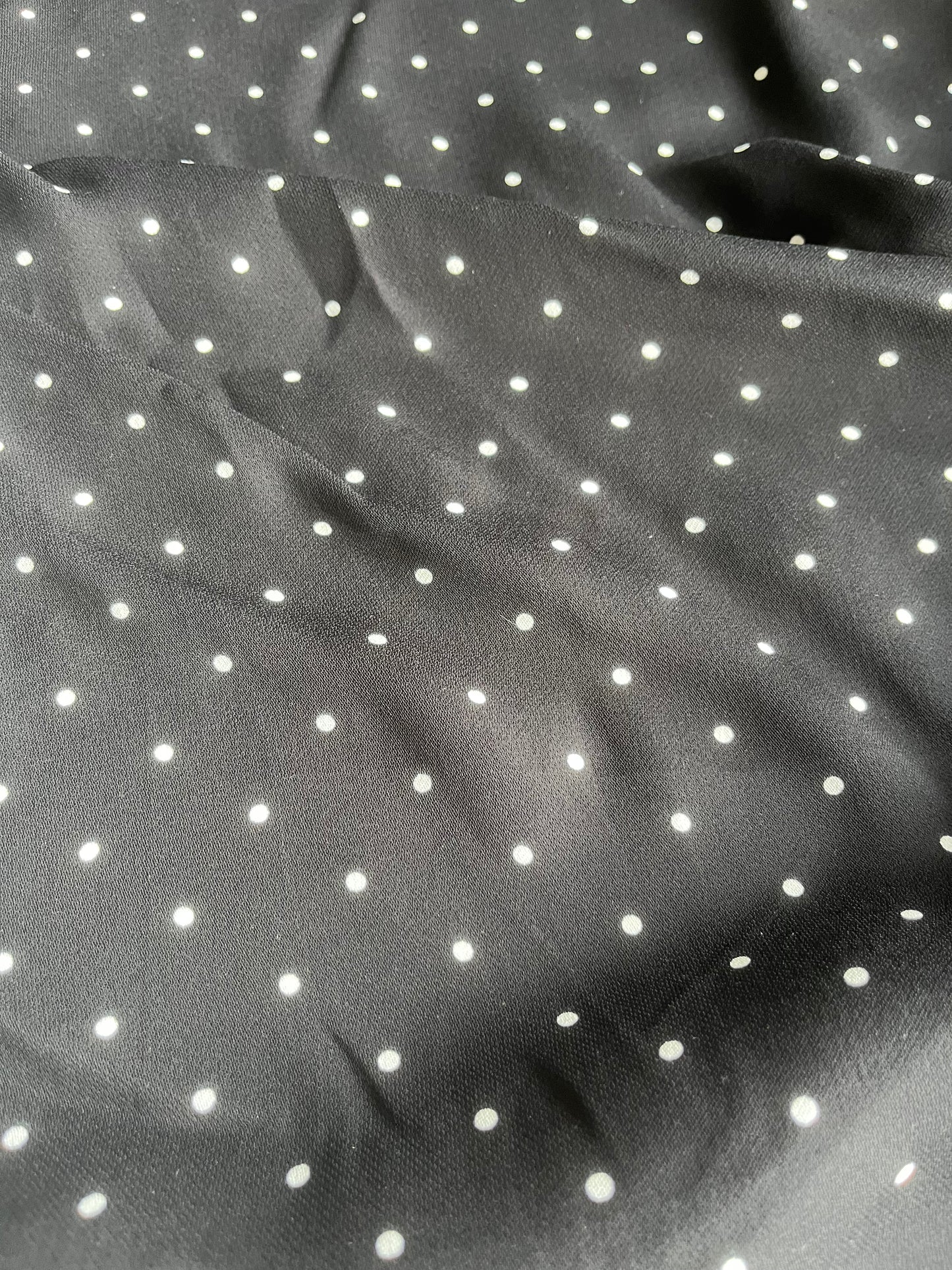 REMCO 039 heavy crêpe black/white dots