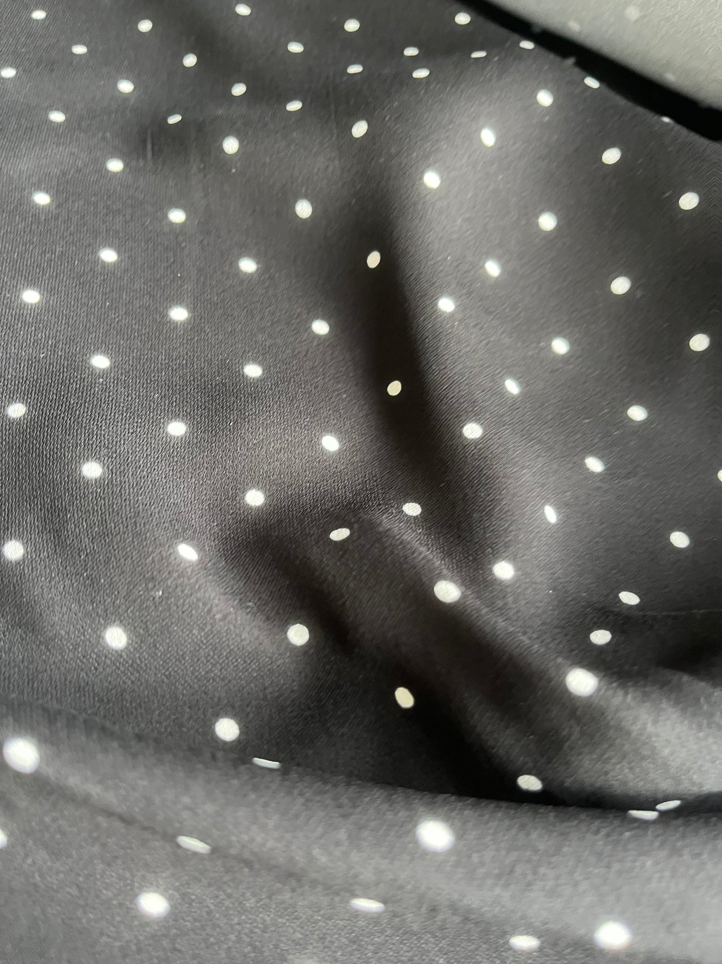 REMCO 039 heavy crêpe black/white dots
