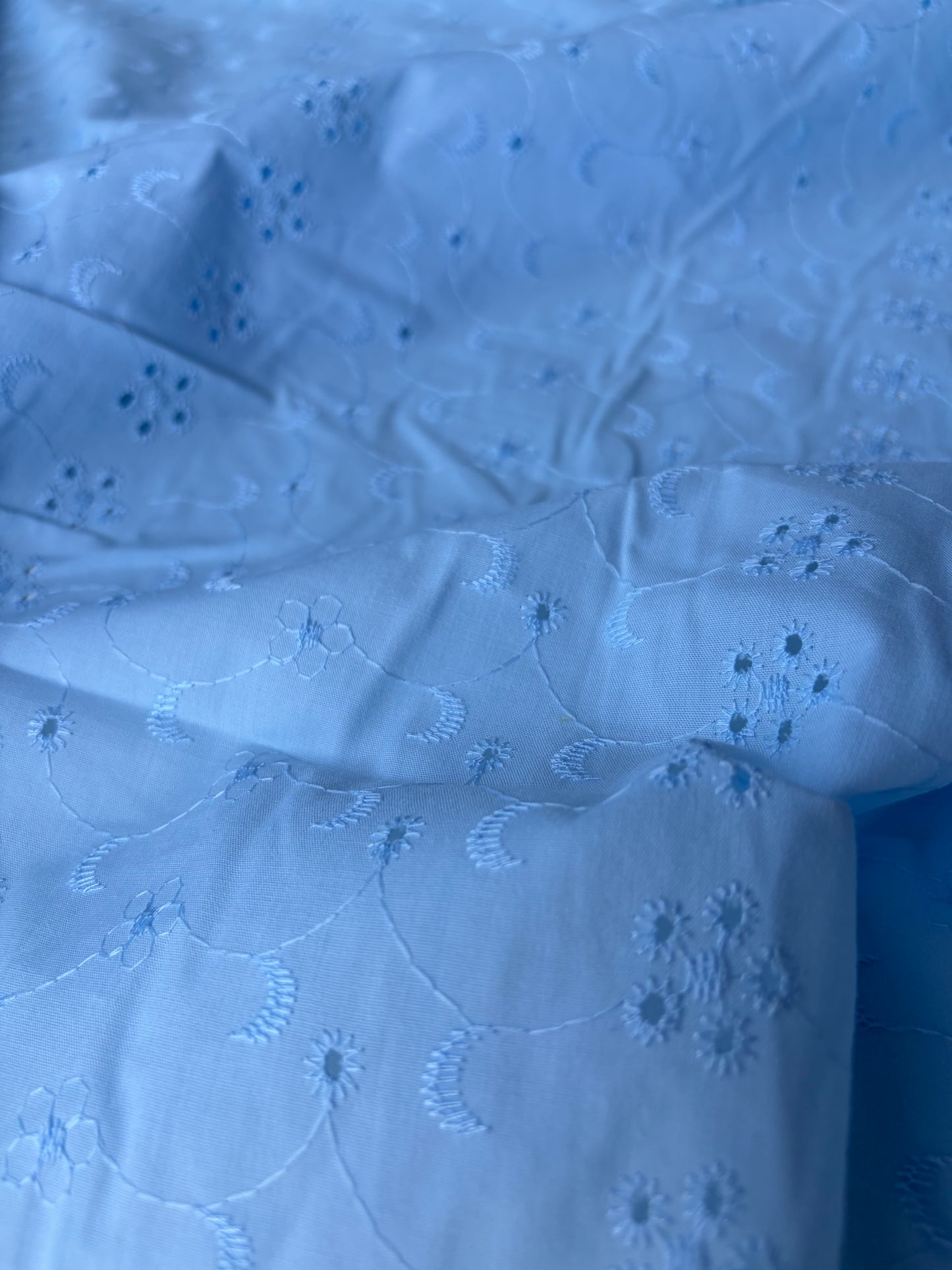 MARGE 001 broderie Anglaise light blue