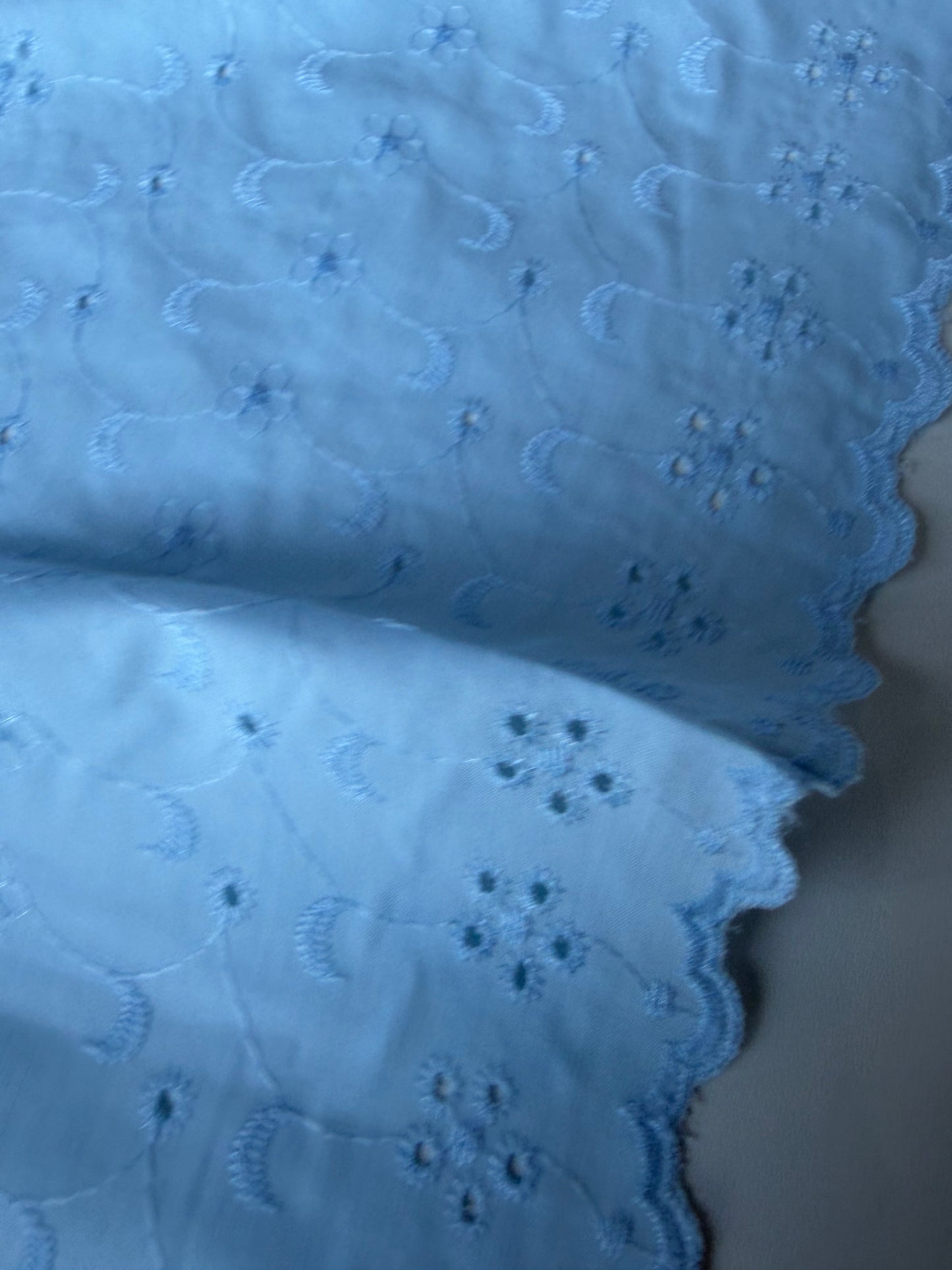 MARGE 001 broderie Anglaise light blue