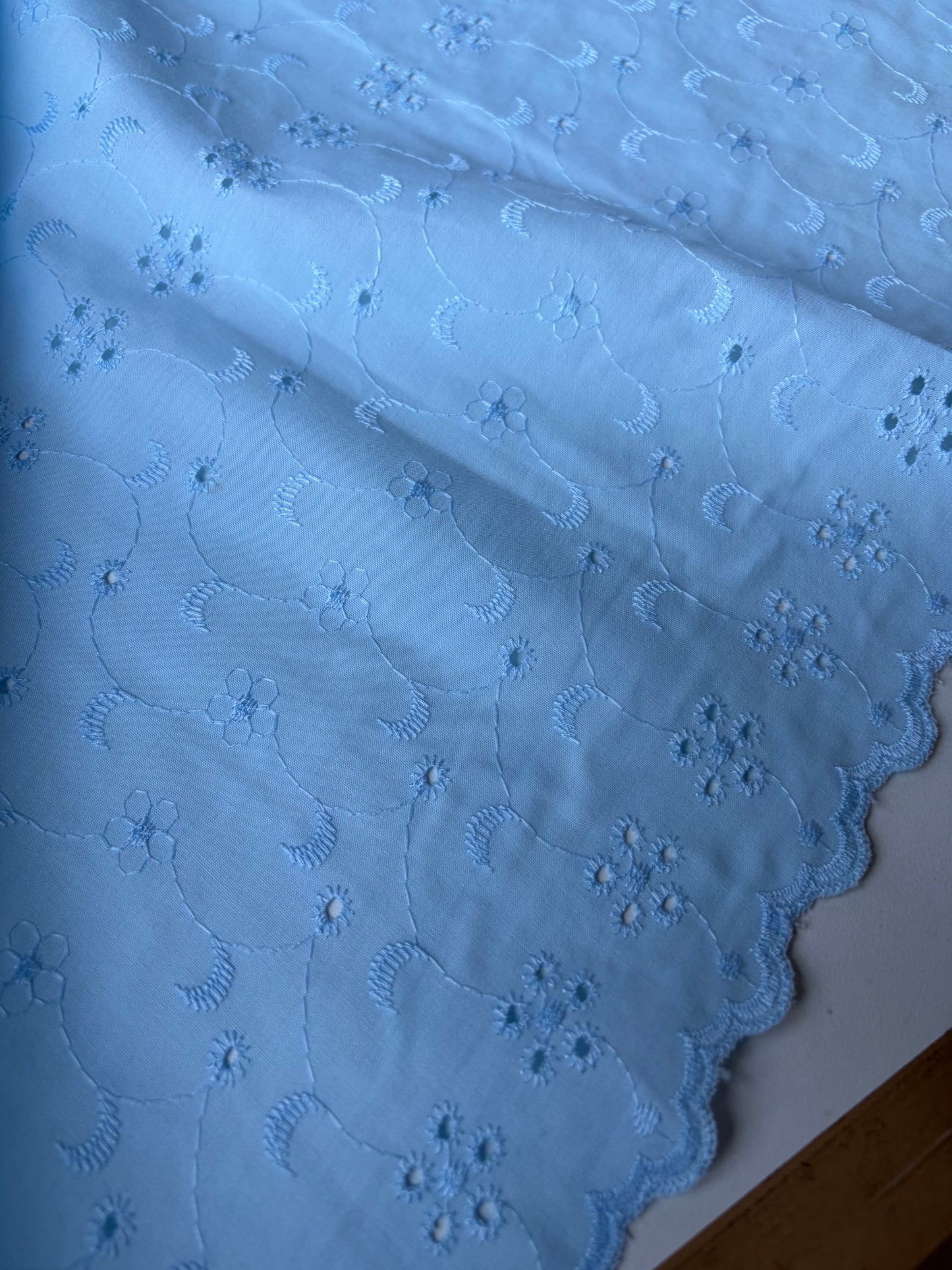 MARGE 001 broderie Anglaise light blue