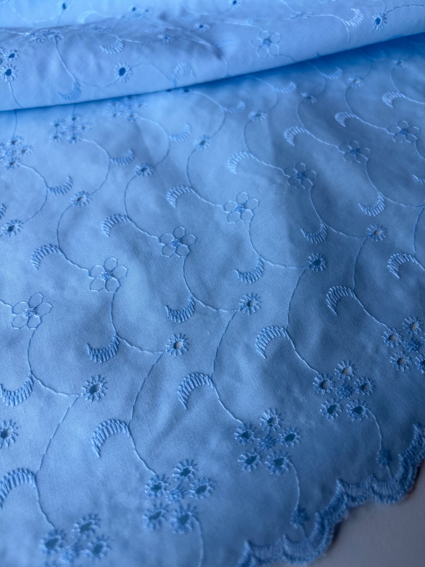 MARGE 001 broderie Anglaise light blue