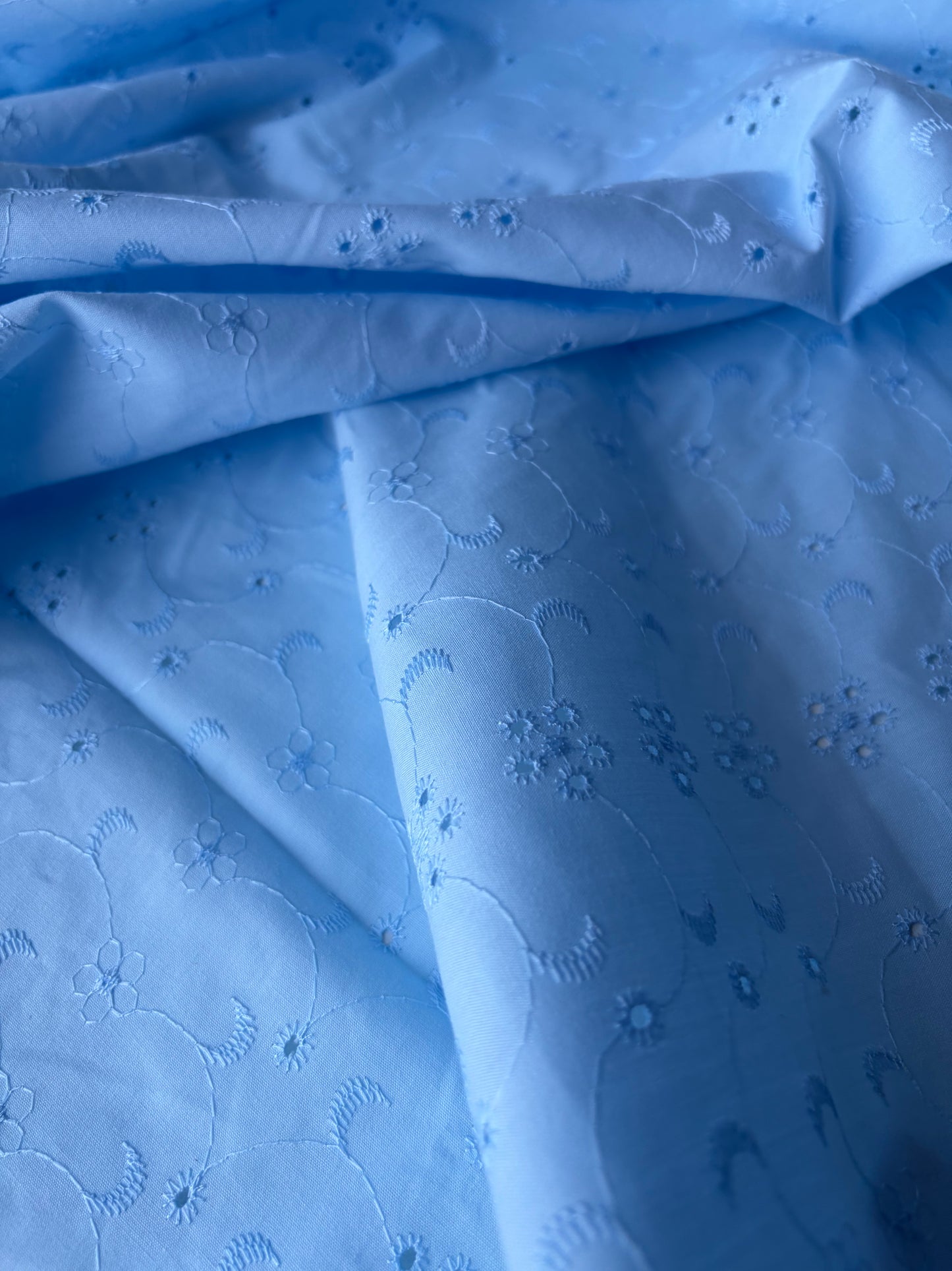 MARGE 001 broderie Anglaise light blue