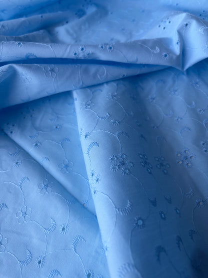 PC MARGE 001 broderie Anglaise light blue