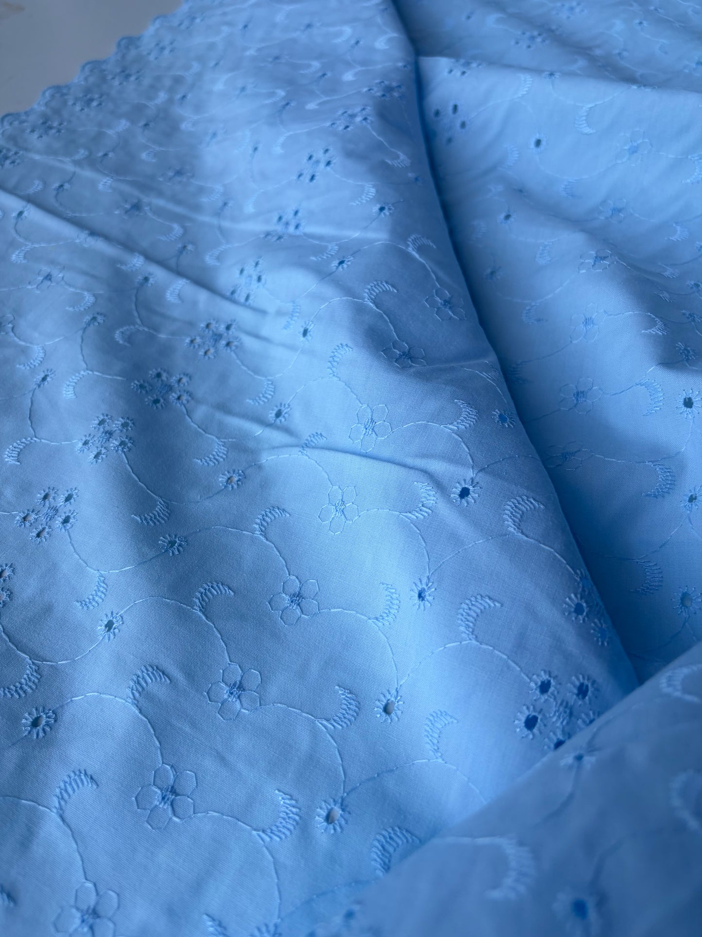 MARGE 001 broderie Anglaise light blue