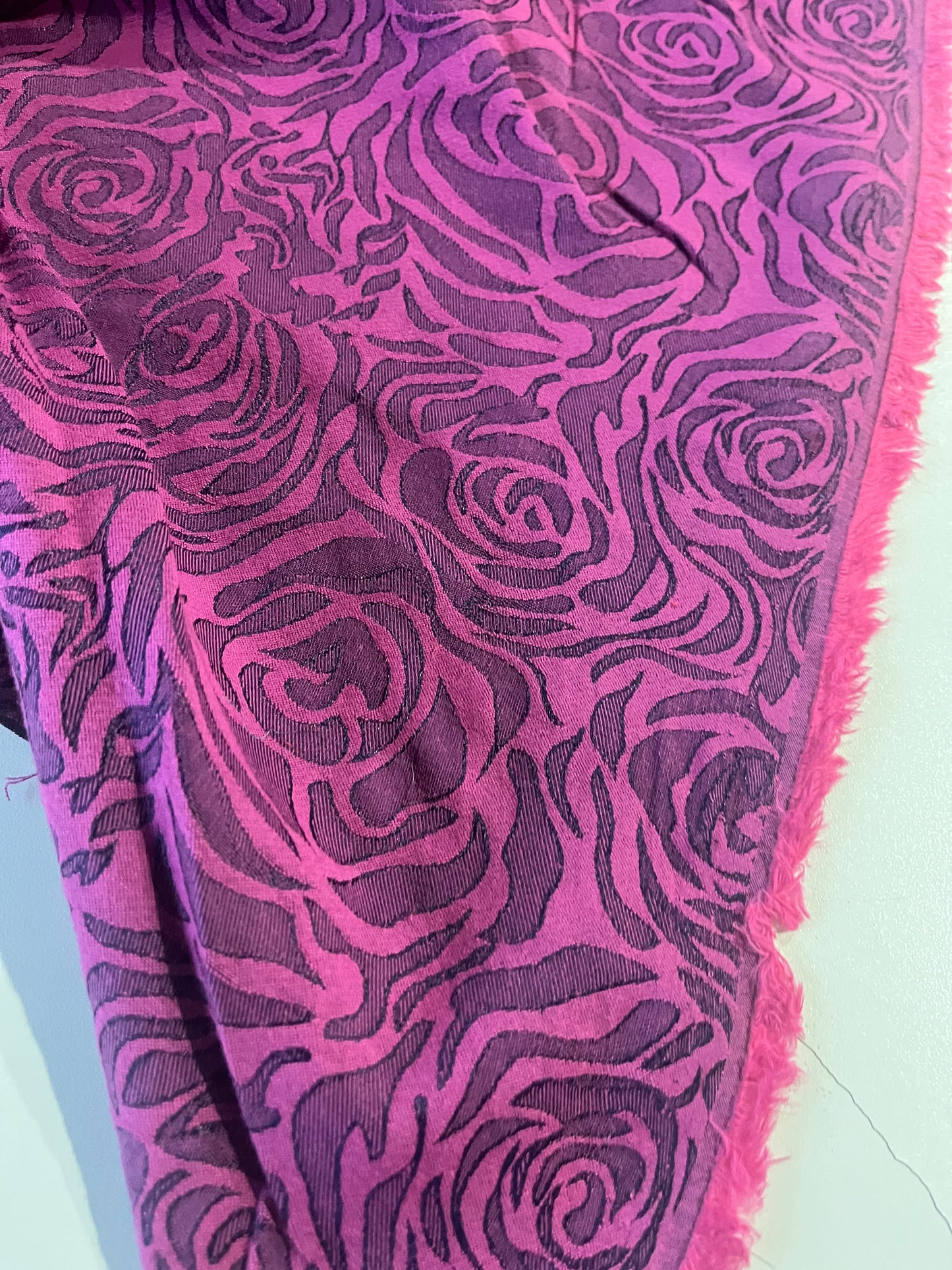 GASPARD 006 cotton stretch jacquard fuchsia roses