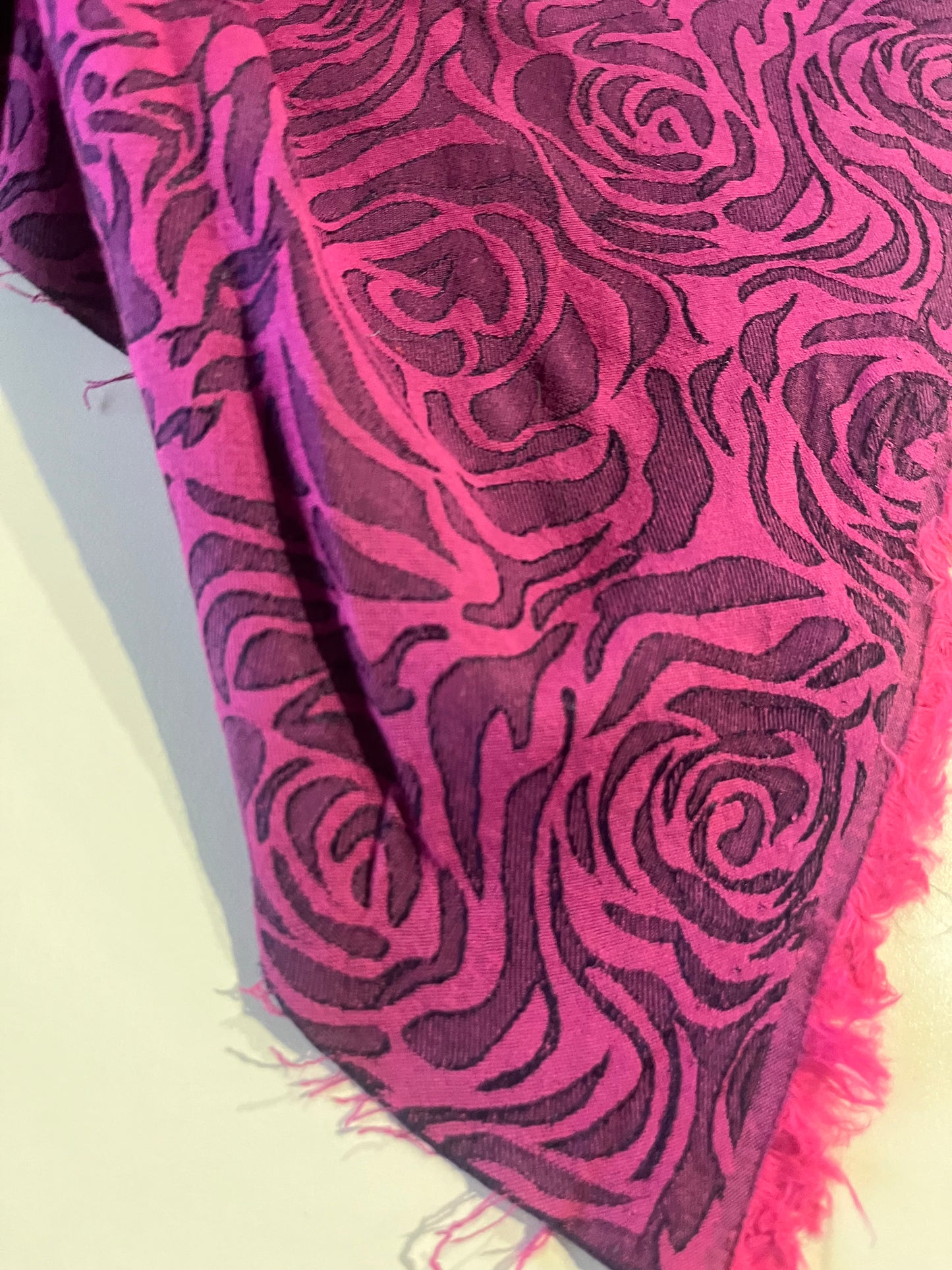 GASPARD 006 cotton stretch jacquard fuchsia roses