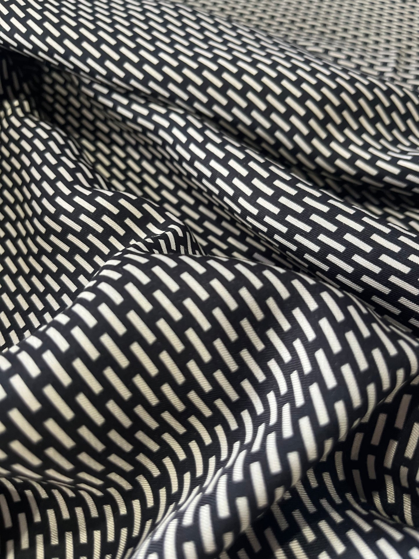 C02 viscose twill small black/cream design