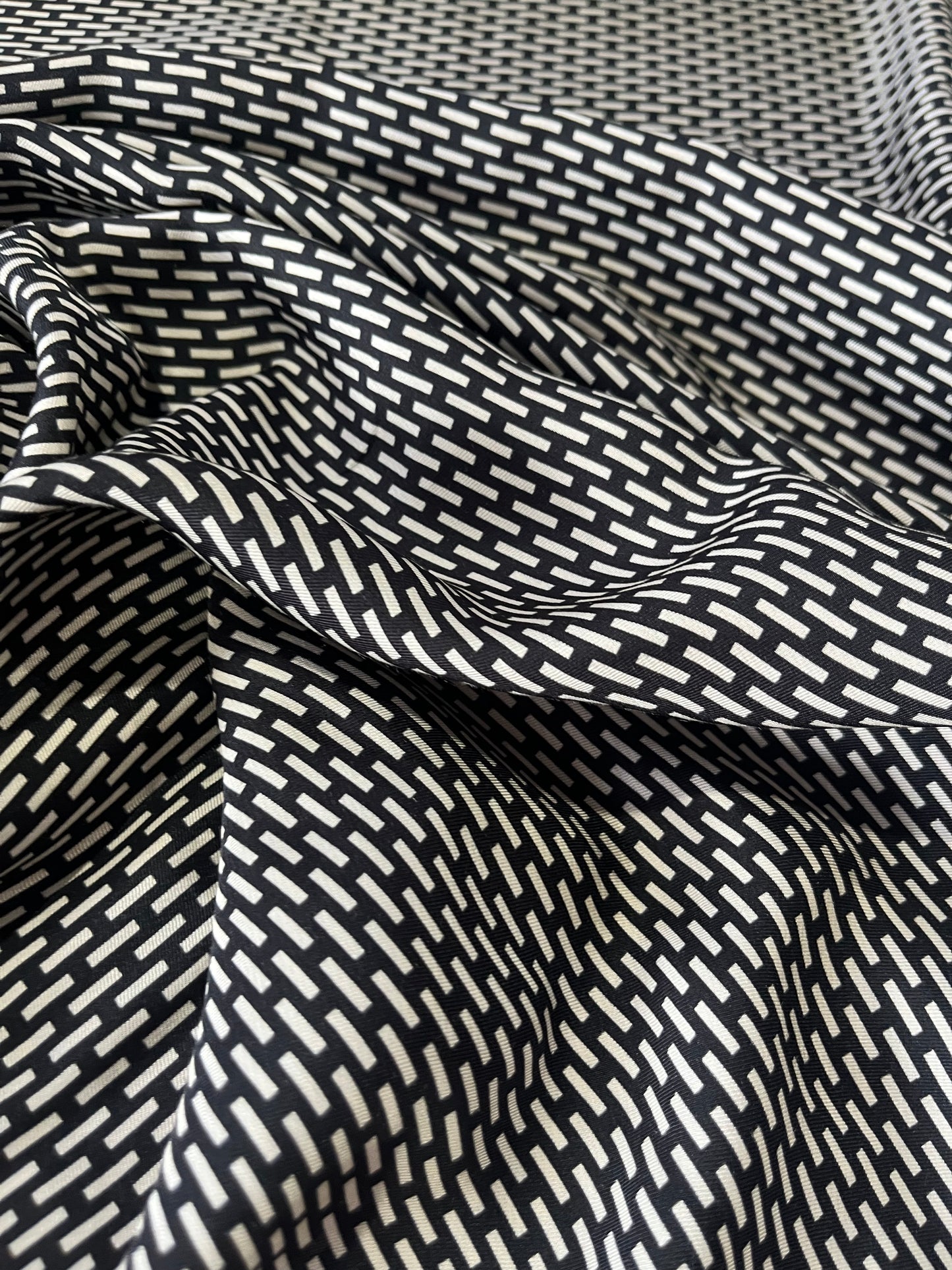 C02 viscose twill small black/cream design