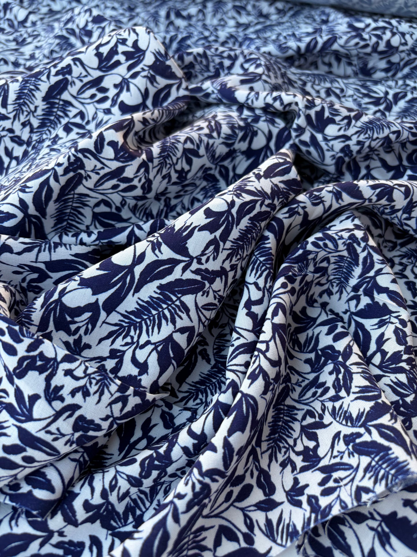 MARGE 037 viscose with small navy flowers