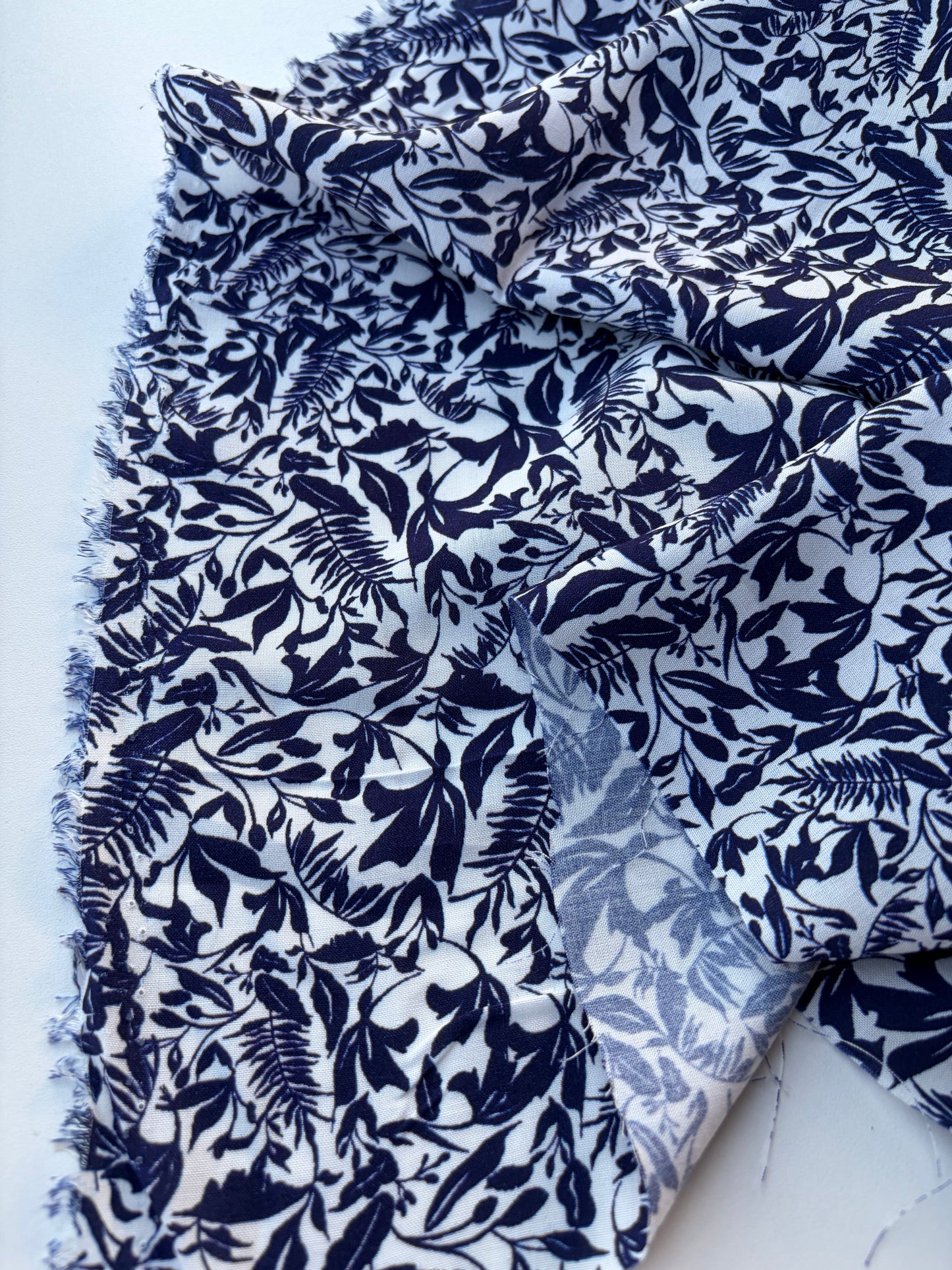 MARGE 037 viscose with small navy flowers
