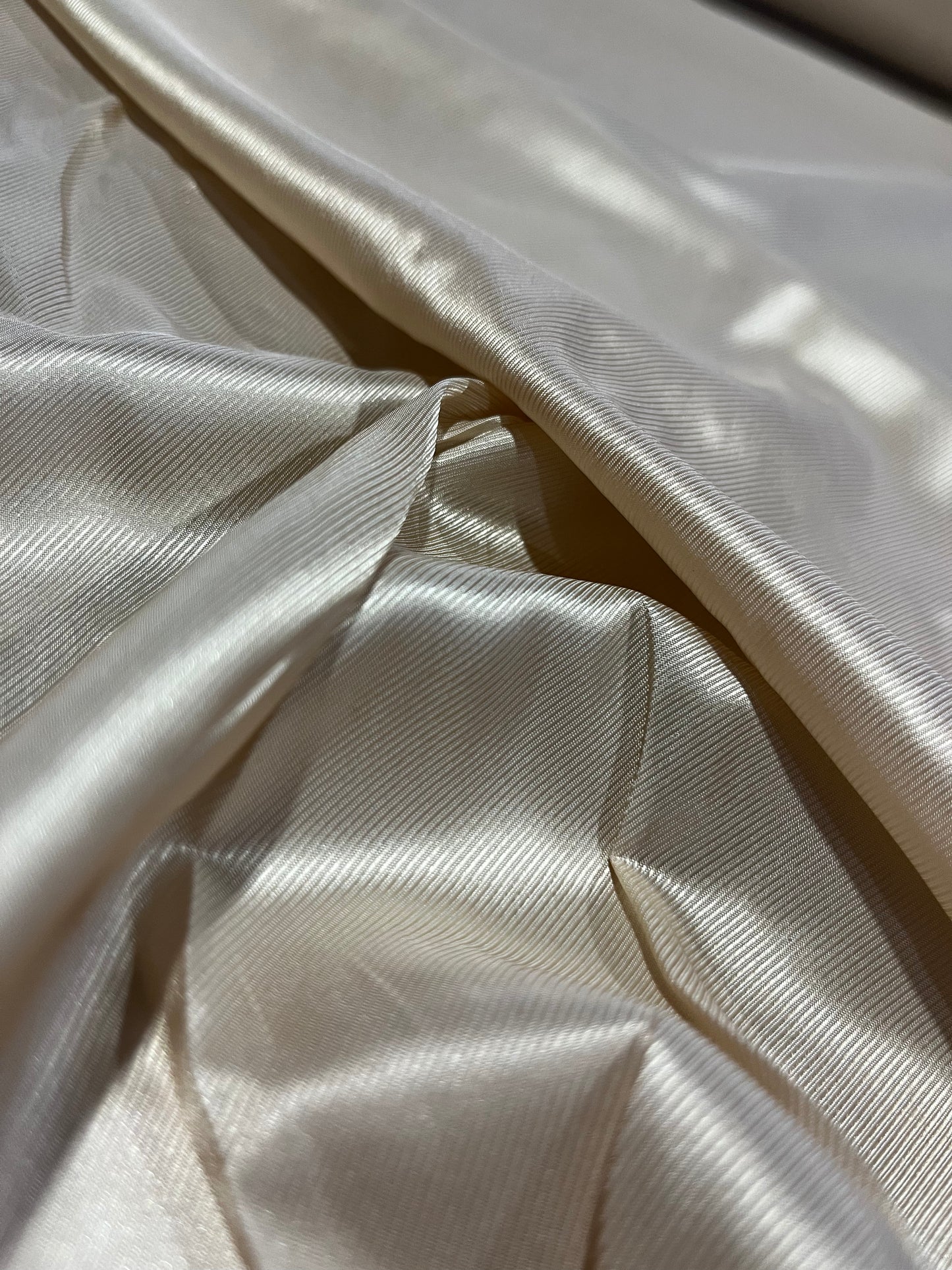 F01 CAN 413 viscose twill satin champagne