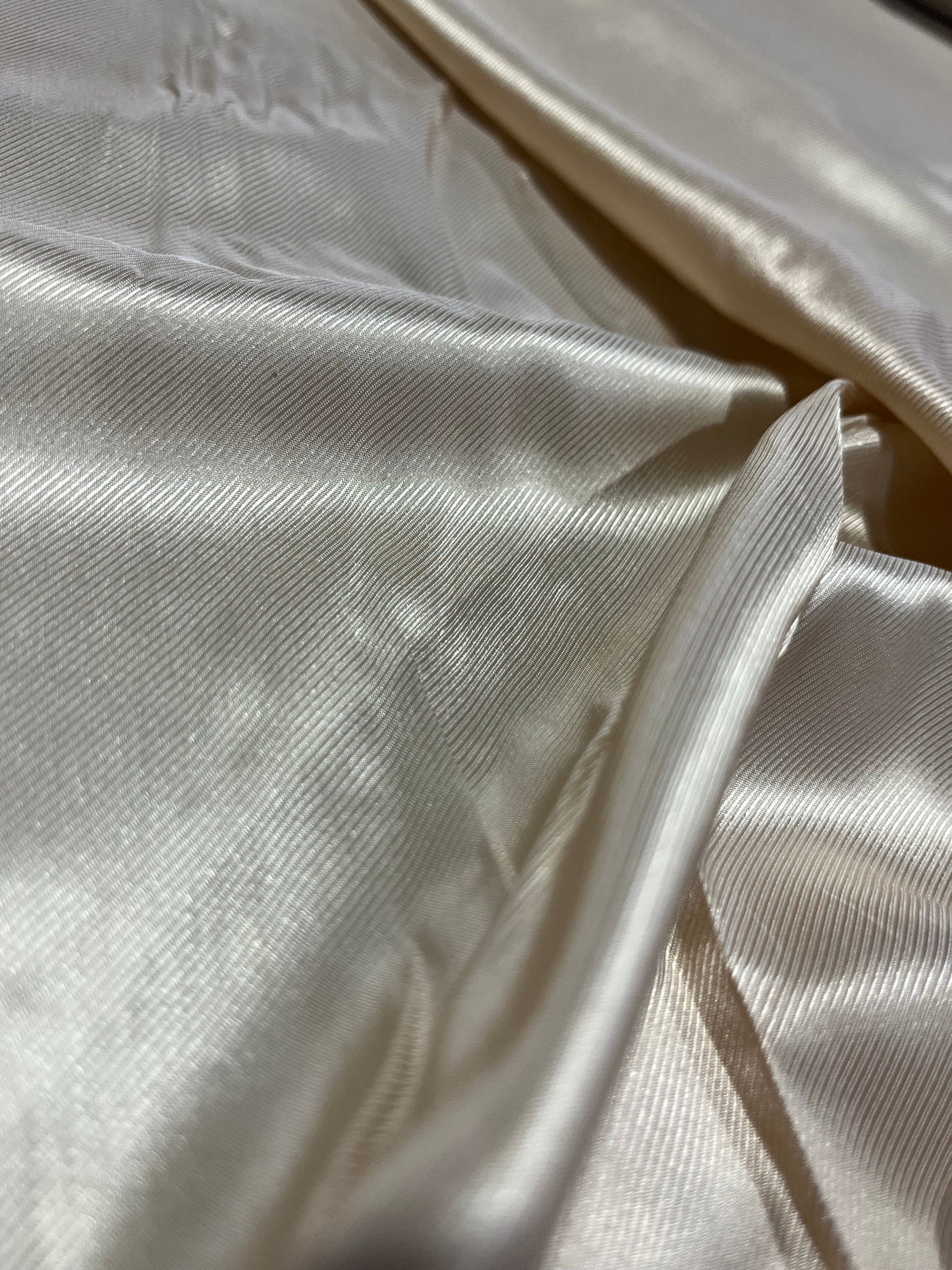 F01 CAN 413 viscose twill satin champagne