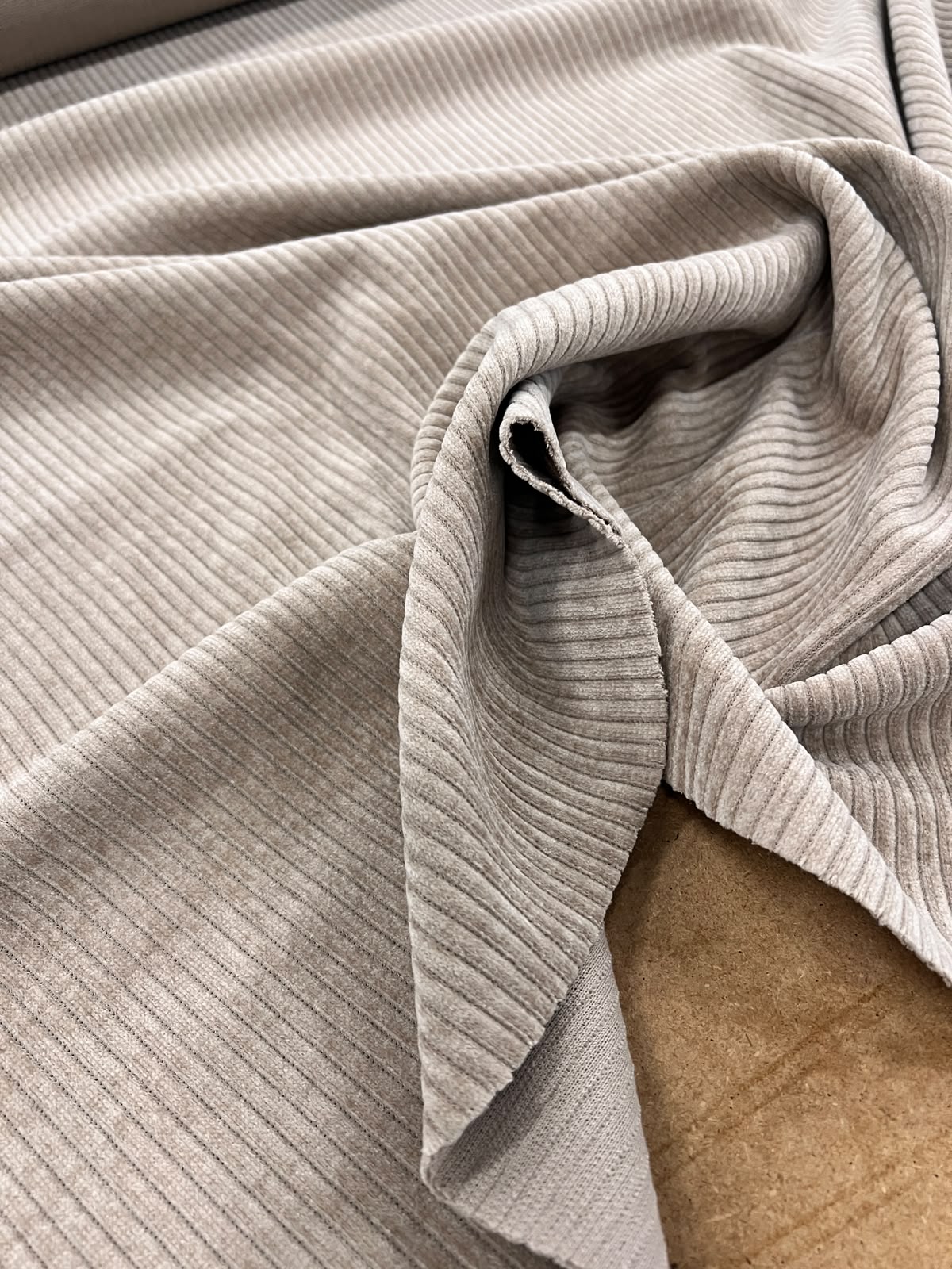 OLAF 005 beige curduroy vertical ribbed