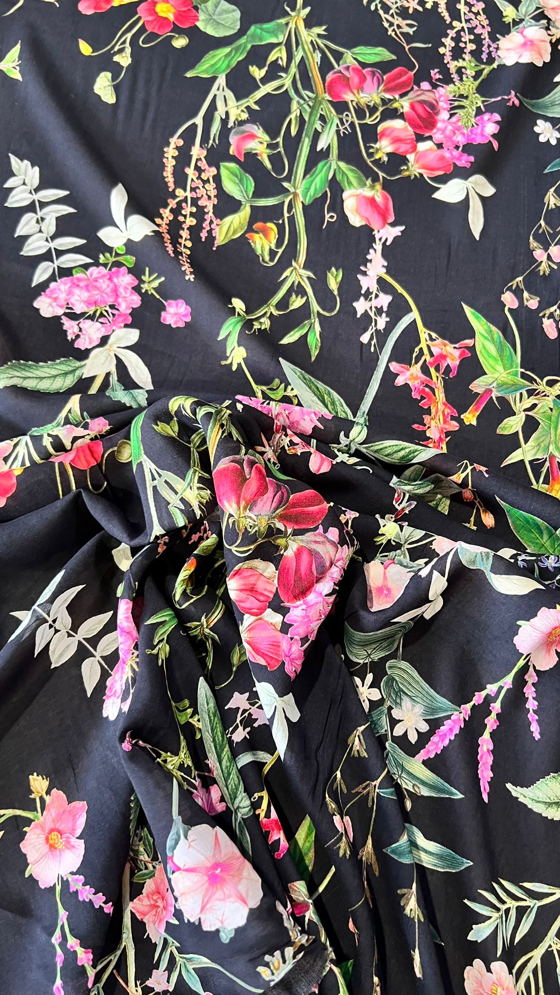 B01 LAGO 007 Cotton voile with realistic flowers